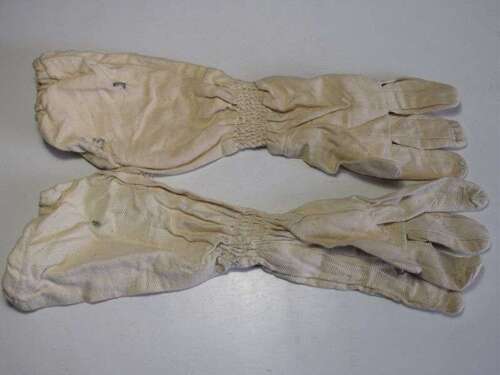 69) Good Clean Matching Pair of WW2 RN Gunners Anti-Flash Gloves 1943