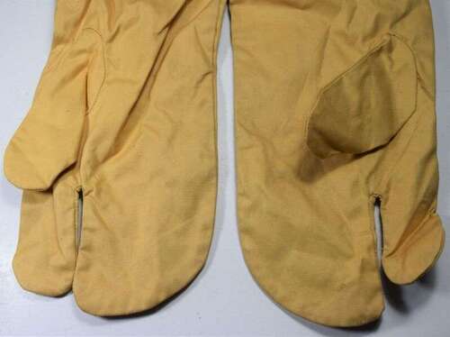 85) Excellent Unissued WW2 British Military Yellow Wind Proof Mittens 1941