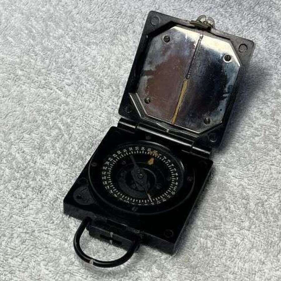 81) Very Nice Near Mint Original WW2 British Army MKI Magnetic Marching Compass in Bakelite