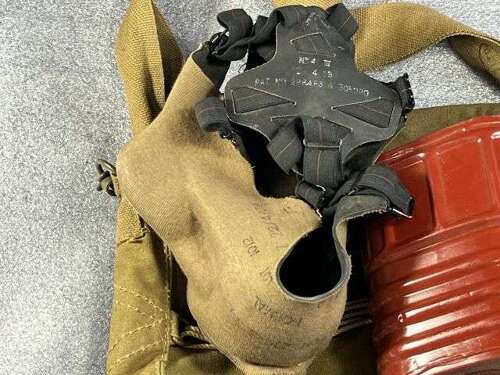 31) Excellent Condition WW2 British Military Service Respirator & Haversack Dated 1937-41