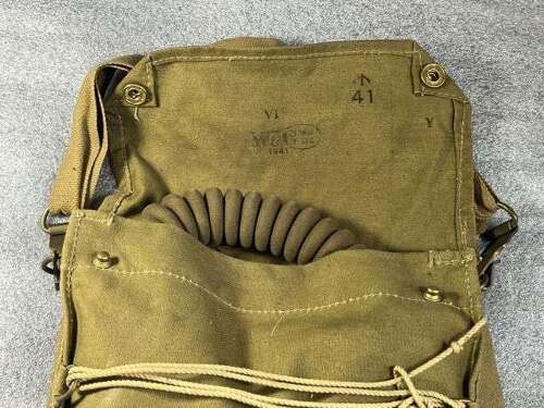 31) Excellent Condition WW2 British Military Service Respirator & Haversack Dated 1937-41
