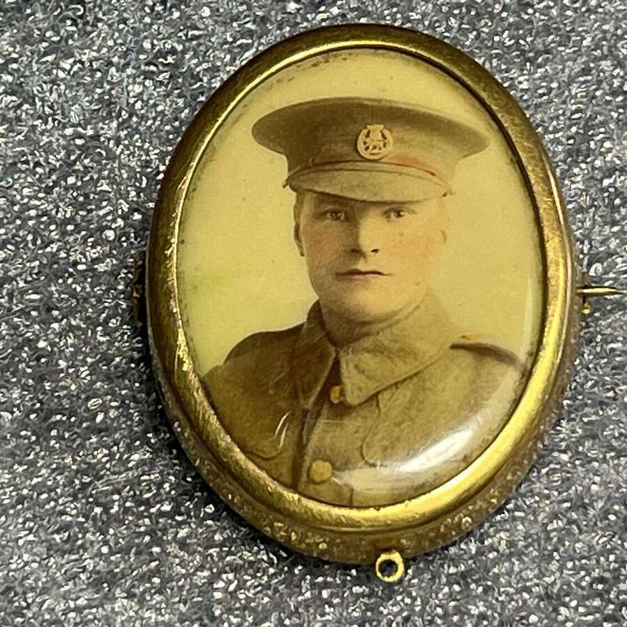 63) Very Nice Small Cameo Brooch Of A Soldier In The York & Lancs Regiment WW1. With ID