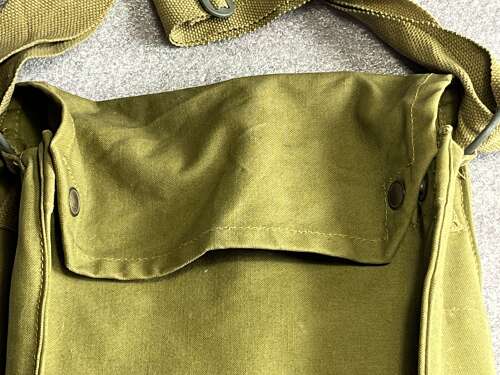 81) Nice Original WW2 British Military Issue Respirator Haversack MKVII 1942