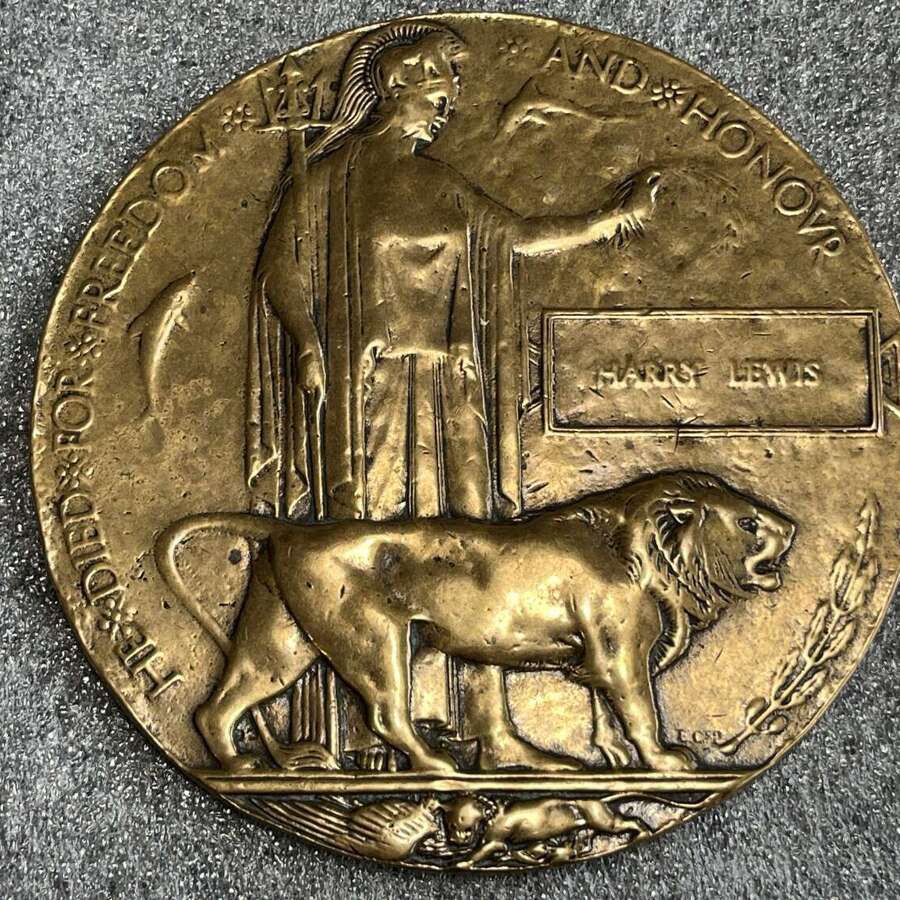 73) Good Original Well Polished WW1 British Death Penny Memorial Plaque To Harry Lewis