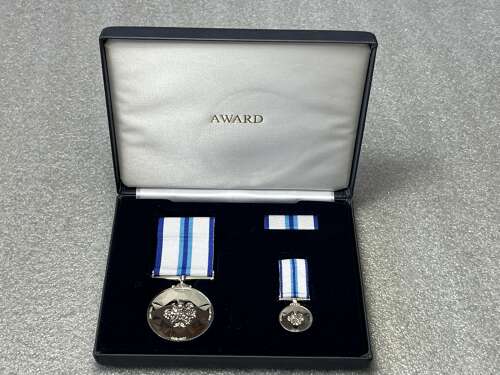51) Mint Boxed Queen Elizabeth II Sapphire Jubilee Medal & Miniature Named Deniro-Hunt RN