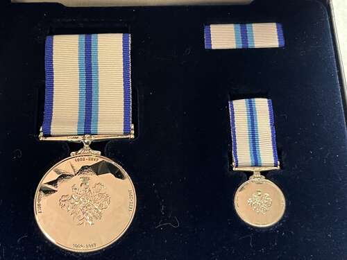 51) Mint Boxed Queen Elizabeth II Sapphire Jubilee Medal & Miniature Named Deniro-Hunt RN