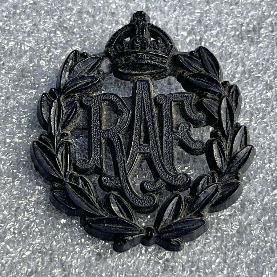 85) Excellent Original WW2 RAF Plastic Economy Cap Badge