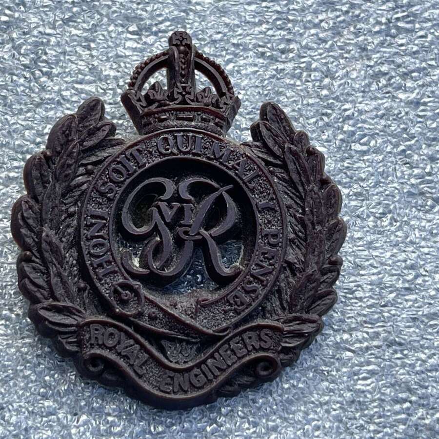 41) Excellent Original WW2 Royal Engineers Plastic Economy Cap Badge