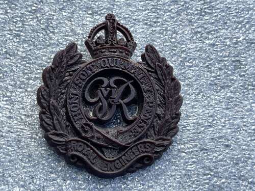 41) Excellent Original WW2 Royal Engineers Plastic Economy Cap Badge