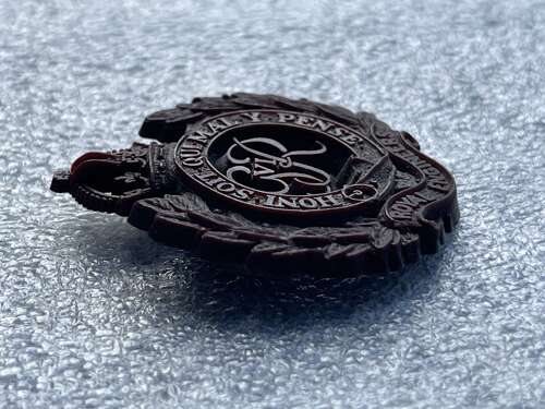 41) Excellent Original WW2 Royal Engineers Plastic Economy Cap Badge
