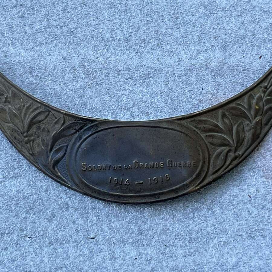 81) Excellent Original WW1 French Soldier Of The Great War 1914-1918 Helmet Plate