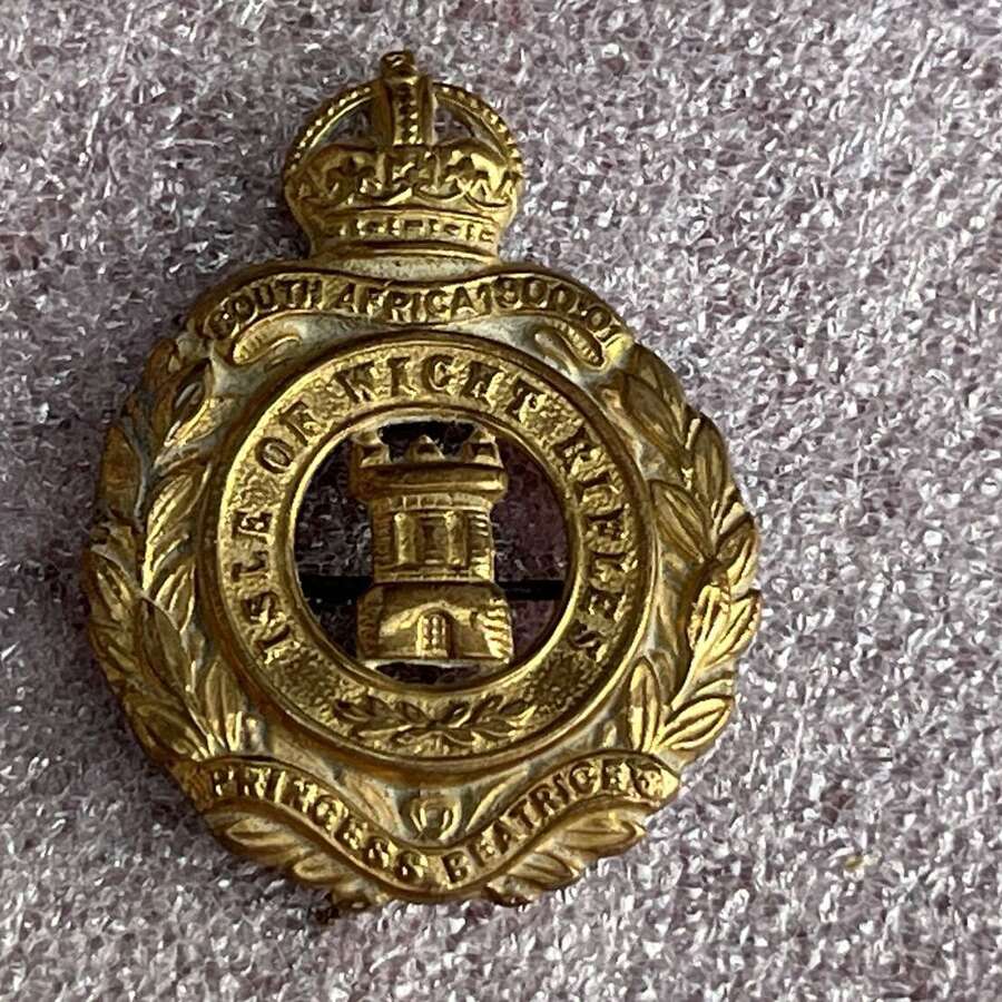 106) Good Original WW1 WW2 Isle Of White Rifles Cap Badge Converted to Brooch