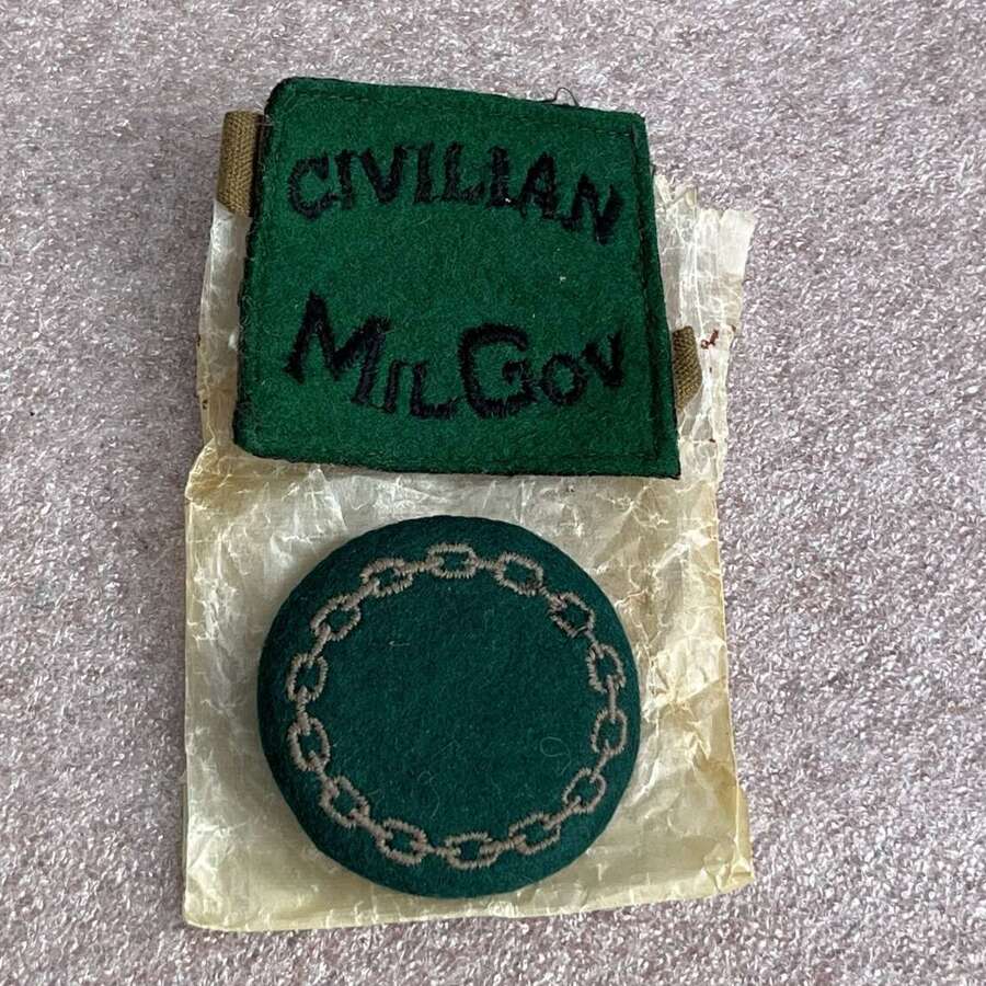 124) Lovely Original WW2 War Correspondent Cap Badge & Epaulette Badge To A Woman