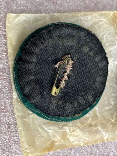 124) Lovely Original WW2 War Correspondent Cap Badge & Epaulette Badge To A Woman