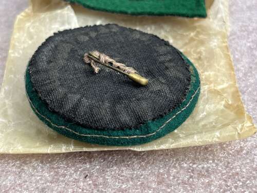 124) Lovely Original WW2 War Correspondent Cap Badge & Epaulette Badge To A Woman