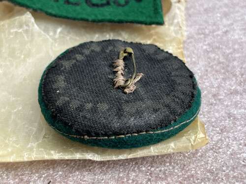 124) Lovely Original WW2 War Correspondent Cap Badge & Epaulette Badge To A Woman